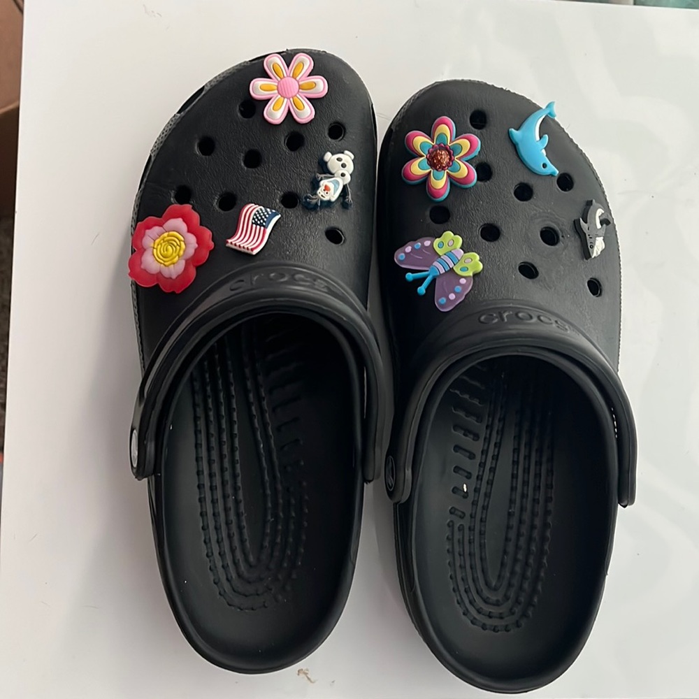 BLACK CROCS